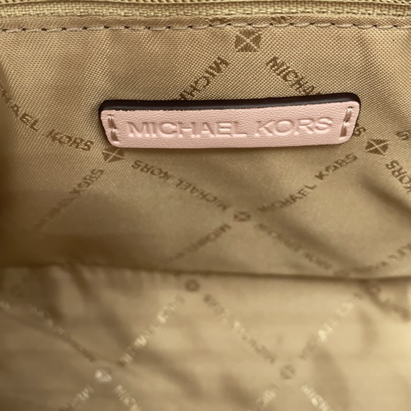 MICHAEL KORS MERCER SM CLUTCH XBODY POWDER BLUSH - Picture 14 of 16